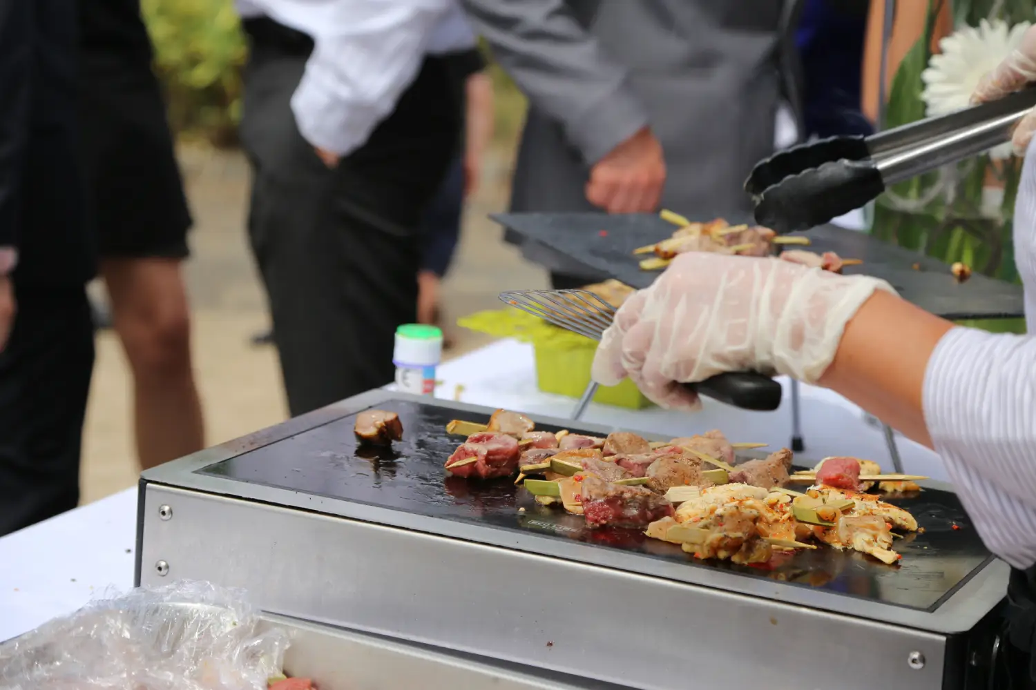 Cuisson de brochettes sur un grill