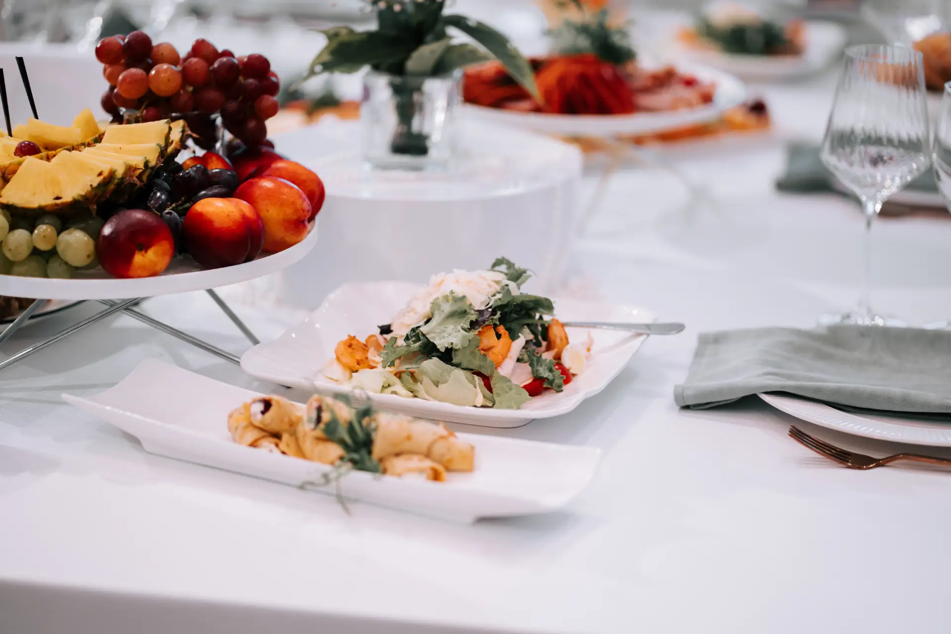 Table avec fruits et salade