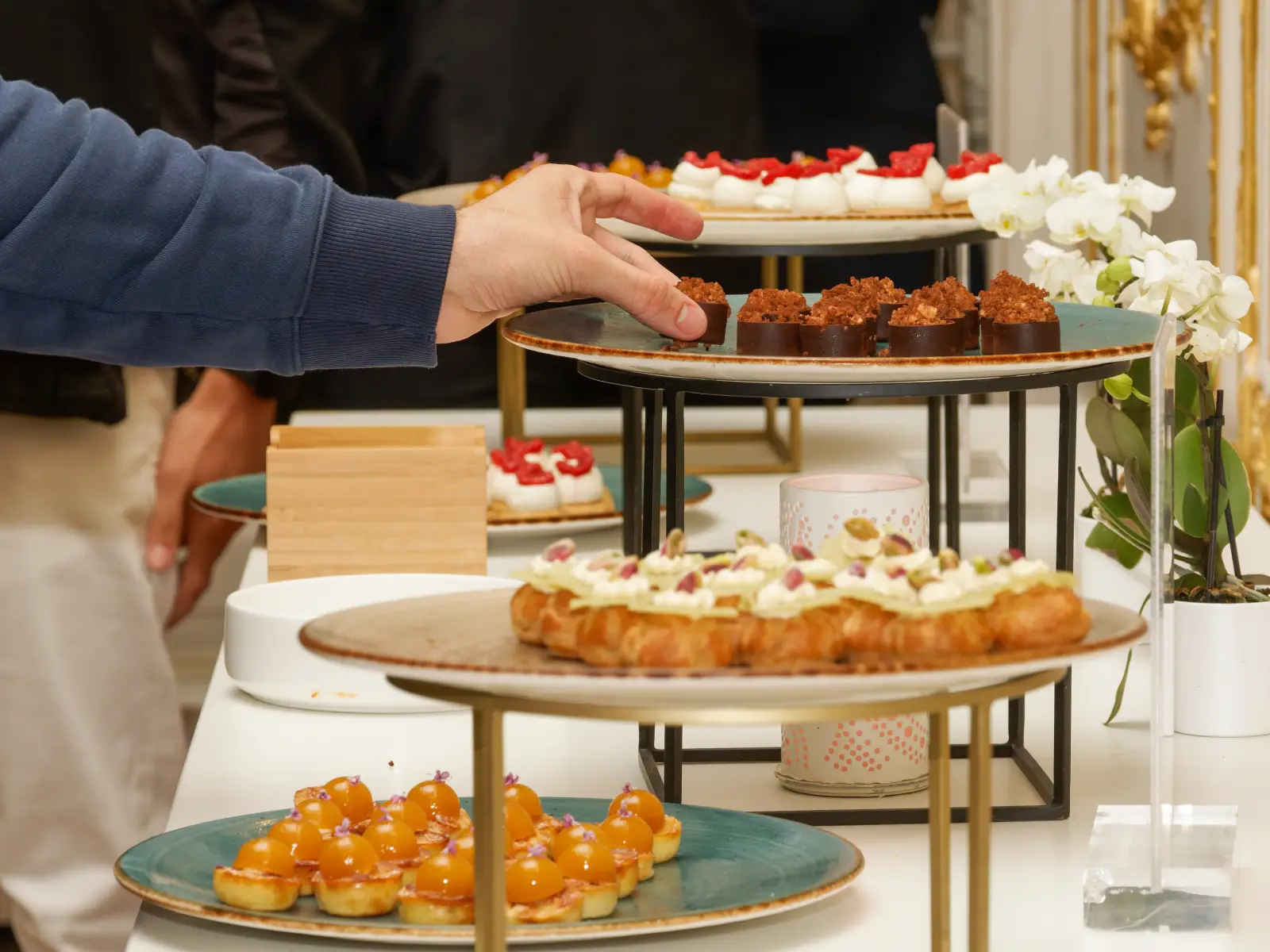 Buffet de desserts variés sur des plateaux