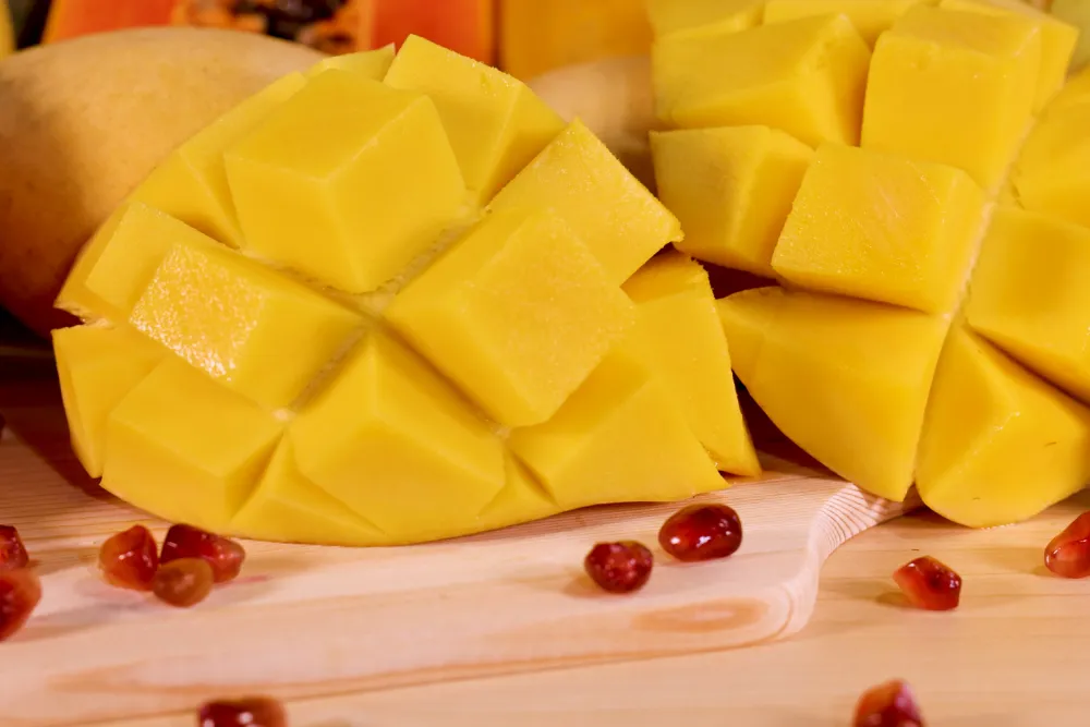 Morceaux de mangue et graines rouges