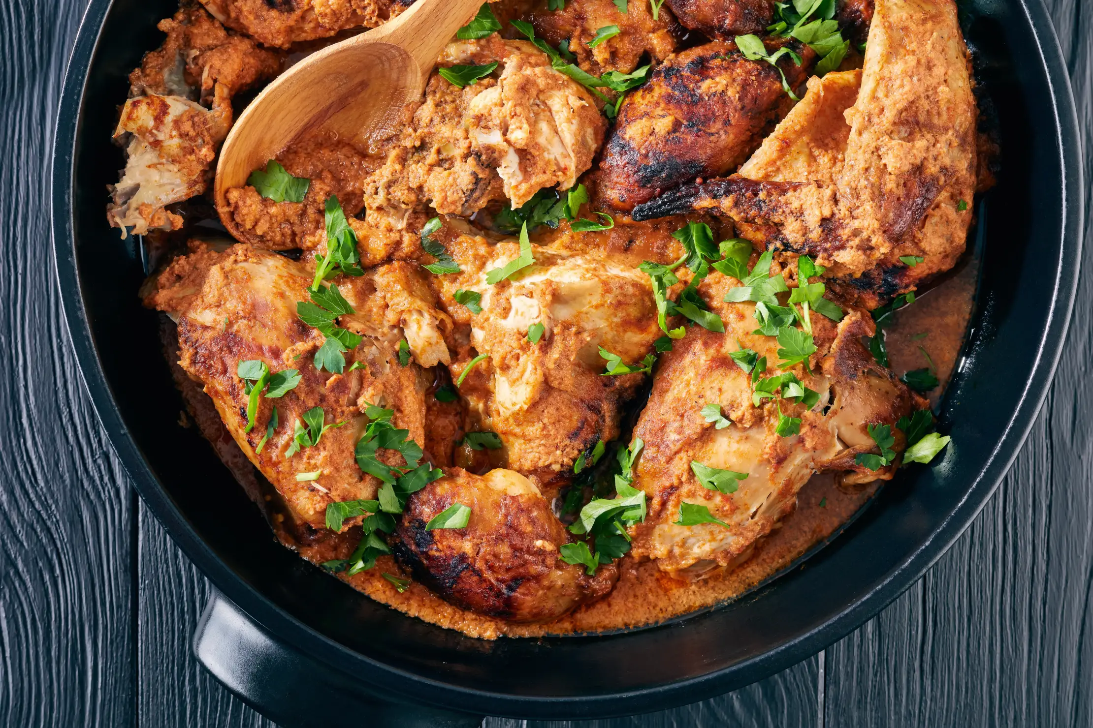 Plat de poulet rôti avec sauce