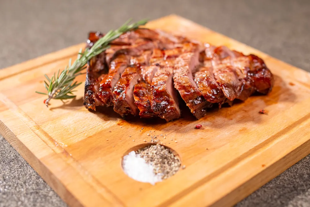 Tranche de viande grillée avec romarin