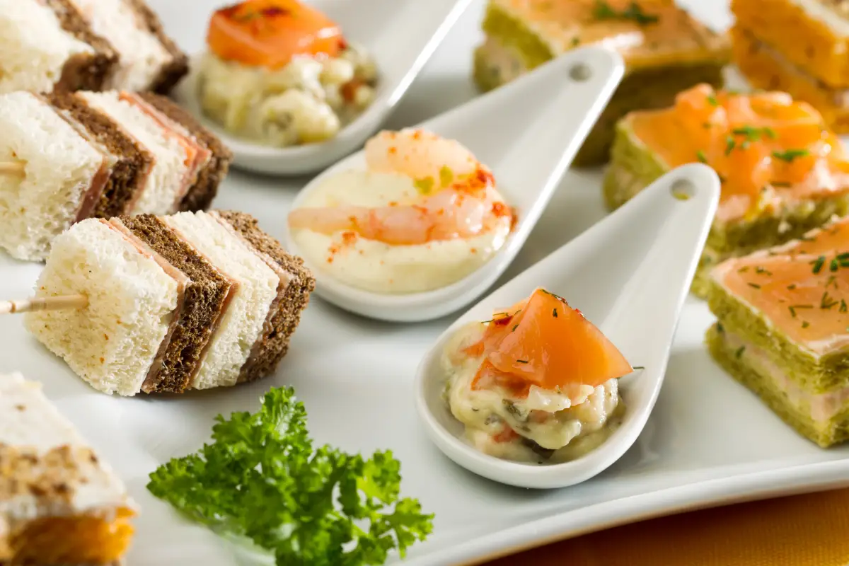 Assortiment de canapés et amuse-bouches