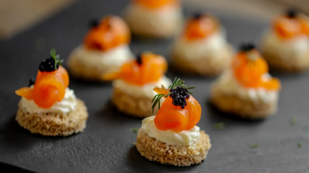Canapés au saumon et caviar